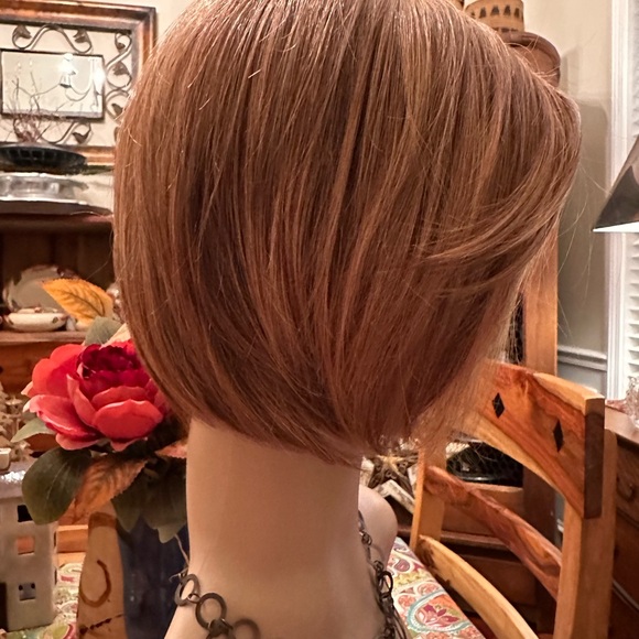 Raquel Welch Straight up with a twist wig. - Picture 3 of 9